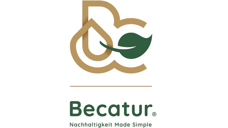 Das Becatur-Logo mit Braun angedeutetem Schriftzug und grünem Blatt. Darunter stehend der Firmenname in dunkelgrün mit dem Slogan "Nachhaltigkeit made simple"